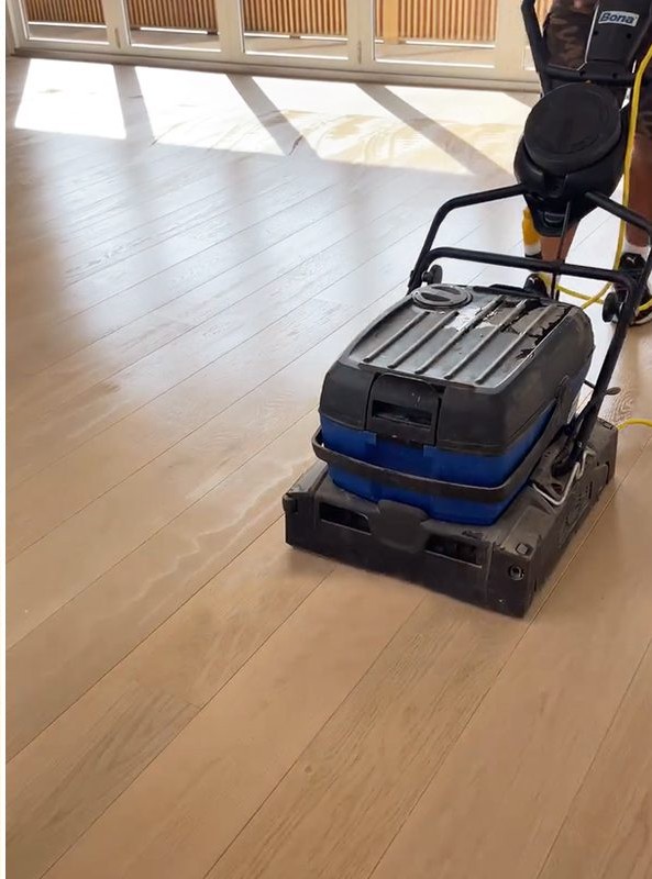 Bona PowerScrubber em ação durante a limpeza profunda de piso de madeira claro