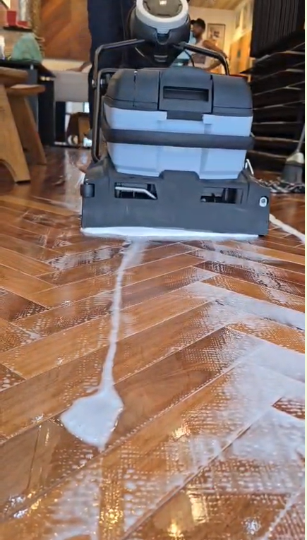 Bona PowerScrubber limpando piso de taco com solução Bona Deep Clean