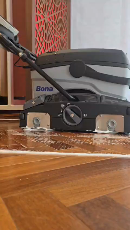 Bona PowerScrubber limpando piso de taco de madeira nobre